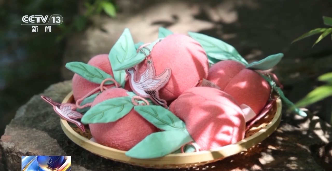 创意遇上盛夏 会碰撞出怎样的火花？新葡京折扇、雪糕、冰箱贴……当文化(图9)